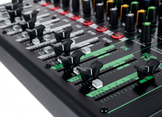 Микшерный пульт MACKIE ProFX12v3